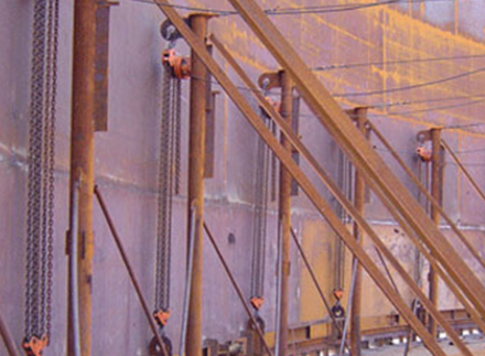 吊運(yùn)油罐時(shí)爬架電動(dòng)葫蘆立柱的數(shù)量是怎么規(guī)定的